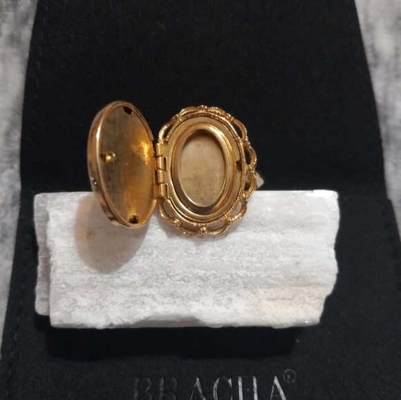 Vintage Avon French Locket Ring, Size 7-8, built in sizer - Picture 2 of 3